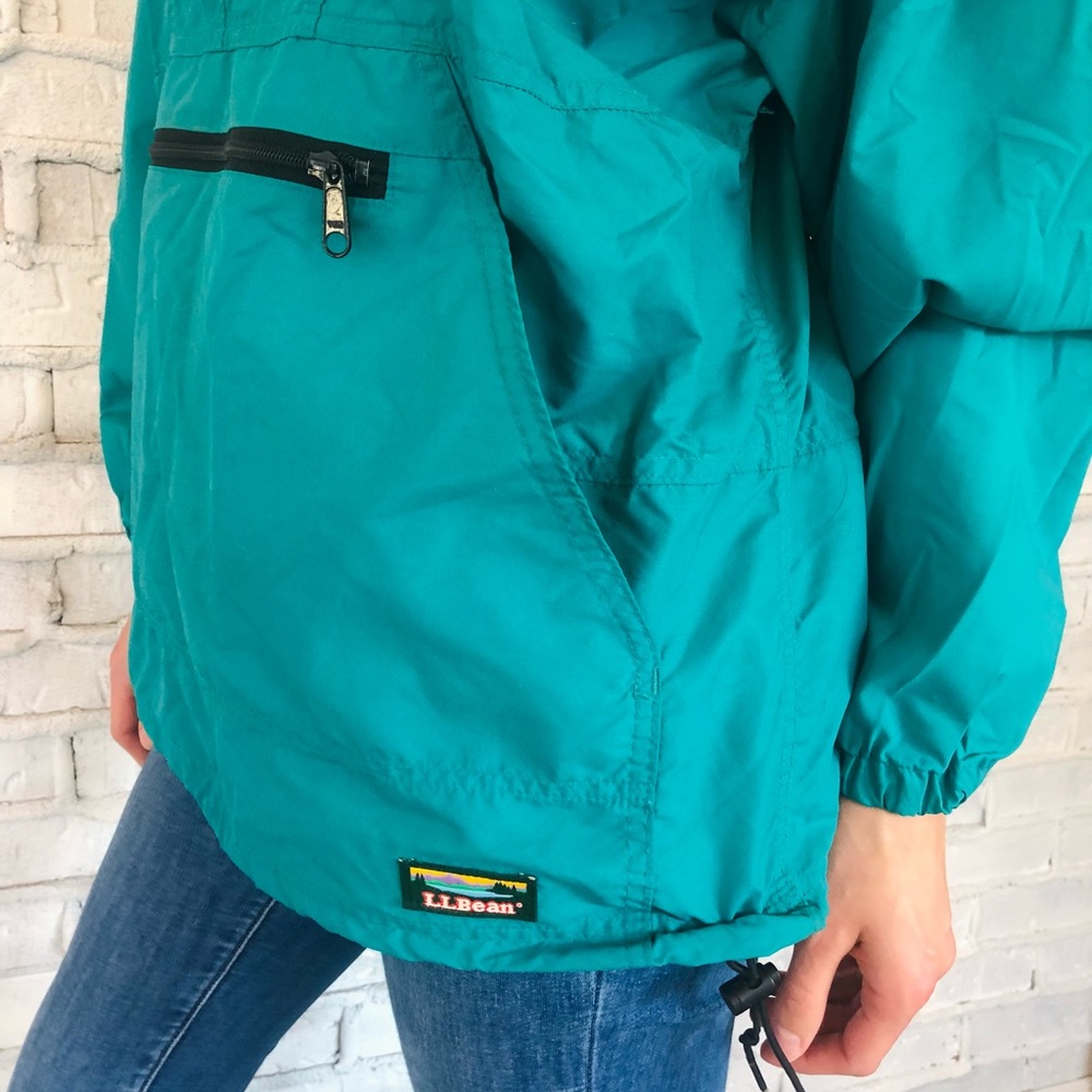 Windbreaker coat with kangaroo pocket.